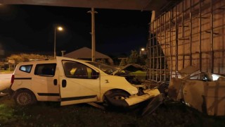 Hafif ticari araç köprülü kavşağın beton ayağına çarptı, motoru paramparça oldu