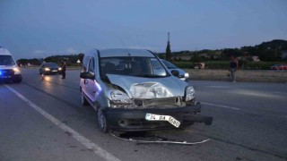 Hafif ticari araç otomobile çarptı: 8 yaralı