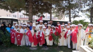 Hafız çocuklar, şehitlerin kabirleri başında Kuran-ı Kerim okudu