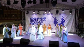 Halk oyunları gösterisi ayakta alkışlandı
