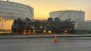 Hatayda beton pompası taşıyan tır devrildi