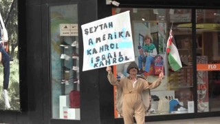 Hayvan kostümleri giyerek İsraili protesto etti