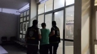 Hırsızlıktan 31 yılla aranan şahıs, evine kıyafet değiştirmeye gelince yakalandı
