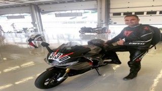 Hız tutkunu motosiklet sürücüsü bariyerlere çarparak hayatını kaybetti