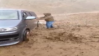 Hizanda kuvvetli sağanak ve dolu sonrası sel