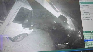 Hurdaya dönen araçtan sağ çıktılar