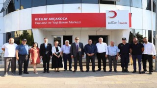 Huzurevinde kalan yaşlılarla bir araya geldi
