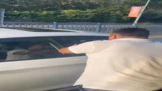 İETT şoförü araçtan inip tartıştığı sürücüye yumruk salladı, o anlar kamerada