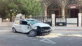 İki araç çarpıştı, savrulan pikap cami duvarını yıktı: 3 yaralı