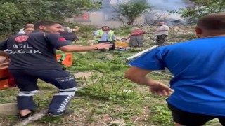 İki katlı ahşap ev küle döndü: Yangın esnasında ikinci kattan atlayan 3 kişi yaralandı