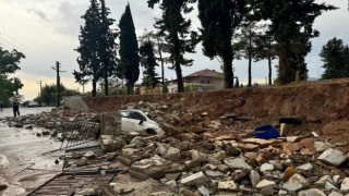 İnşaat halindeki okulun istinat duvarı aracın üzerine çöktü