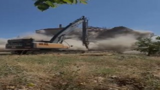 İş makinesinin tek darbesi, ağır hasarlı binayı yerle bir etti