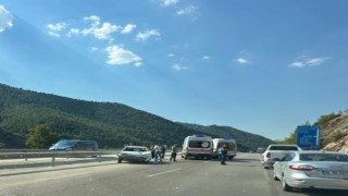 Ispartada otomobil bariyerlere çarptı: 1i bebek 4 yaralı