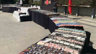 İstanbulda binlerce kaçak telefon aksesuarı ele geçirildi