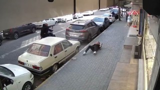 İstanbulda kuyumcuya silahlı saldırı: Canını son anda kurtardı