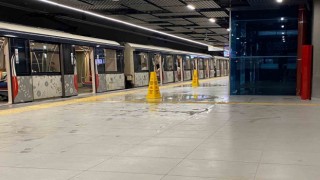 İstanbulda metronun tavanından sular aktı