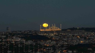 İstanbulda muhteşem dolunay manzarası