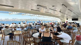 İstanbulda öğrenci yurtlarında ücretsiz kalan emekliler boğaz turu yaptı