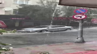 İstanbulda yollar göle döndü, sürücüler zor anlar yaşadı