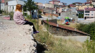İstinat duvarı yapılmasını isteyen mahalle sakinlerinden belediyeye sert tepki: Burası mahrumiyet bölgesi mi?