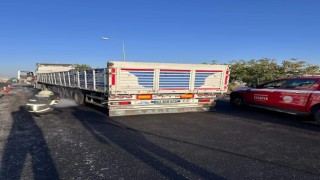 İzmir yangınından dönerken alev alan tıra müdahale ettiler