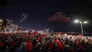 İzmirde 500 dron ile 30 Ağustos coşkusu