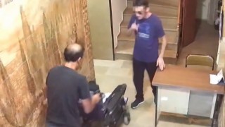 İzmirde engelli vatandaşın akülü sandalyesini çalan vicdansızlar yakalandı