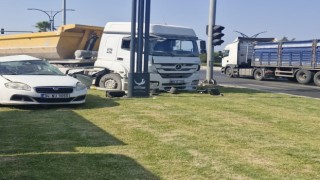 İzmirde hafriyat kamyonu ile otomobil çarpıştı: 1 ölü