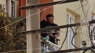 İzmirde hareketli dakikalar: Önce etrafa ardından kendine ateş etti