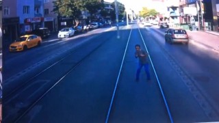 İzmitte tramvayın yayaya çarptığı feci kaza kamerada