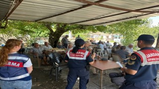 Jandarma ekipleri Karpuzluda vatandaşları bilgilendirdi