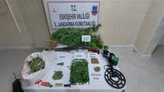 Jandarma uyuşturucu ticareti yapan ve sahte polis kimlikleri bulunduran şüpheliyi yakaladı