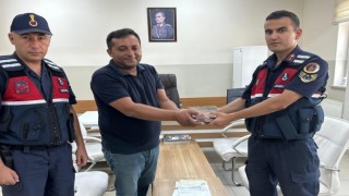 Jandarma vatandaşın yolda bulduğu parayı sahibine teslim etti