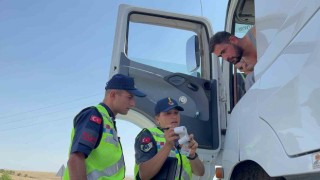 Jandarma yük taşıyan araçları denetledi