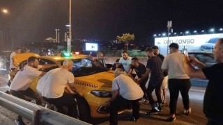 Kadıköyde makas atan otomobil ticari taksiye çarptı: 1 yaralı
