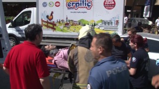 Kadıköyde otomobil tavuk yüklü kamyonete çarptı: 1 yaralı