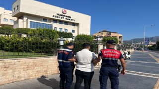 Kadın şüpheli erkek kılığında yakalandı