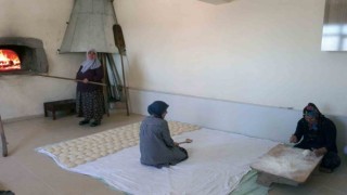 Kadınların imece usulü Golit ekmeği mesaisi