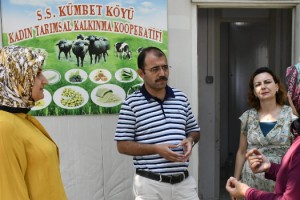 Kadirli Kaymakamı ve Eşi, Köydeki Kadın Kooperatifini Ziyaret Etti