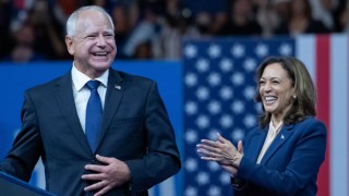 Kamala Harris ve Tim Walz İlk Seçim Mitingini Gerçekleştirdi