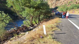 Kamyon şarampole devrildi: 1 yaralı