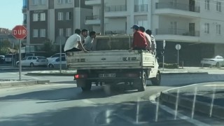 Kamyonet kasasında 6 kişinin tehlikeli yolculuğu kamerada