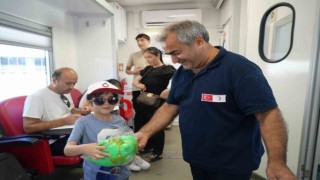 Kan bağışçısını getiren çocuğa futbol topu