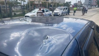 Kapaklıda tahta yüklü kamyon 2 direği devirdi