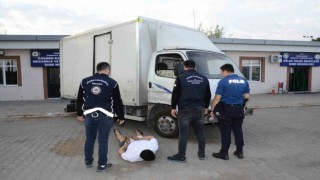 Kapalı kasa kamyonetle kaçarken yakalandılar: 1 organizatör ve 32 yabancı uyruklu yakalandı