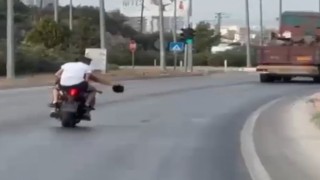 Kapkaç yapıp motosikletle kaçarken görüntülenen 2 şüpheli yakalandı
