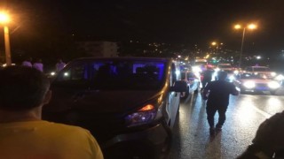 Karadeniz Ereğlide park halindeki tırlara çarpan araç hurdaya döndü