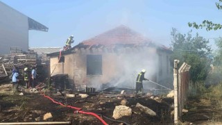 Karamanda tutuşan kuru otlar müstakil evi yaktı