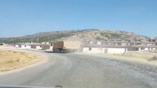 Karayoluna mıcır dökerek ilerledi