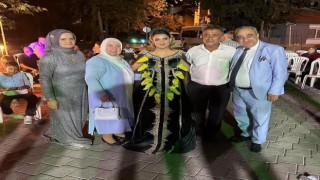 Karpuz davetiyeli düğünde geline Kale biberi takıldı